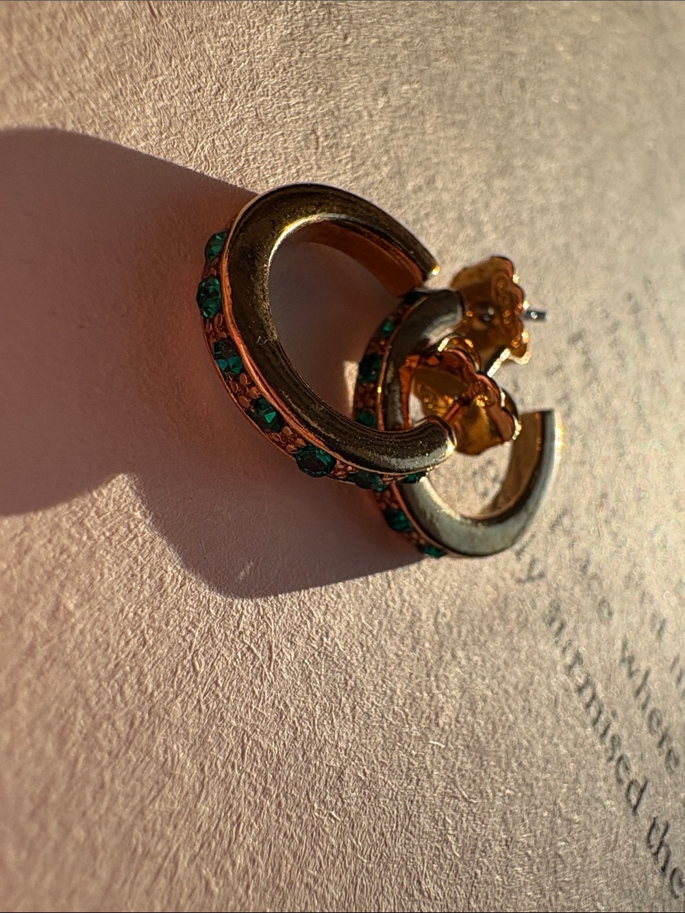 ❤️‍🔥3/10$ Vintage Avon Gold Hoop Earrings with Green Crystal Accent